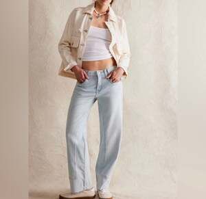 We The Free Risk Taker High Rise Straight Jeans in Light Wash frayed hem size 28